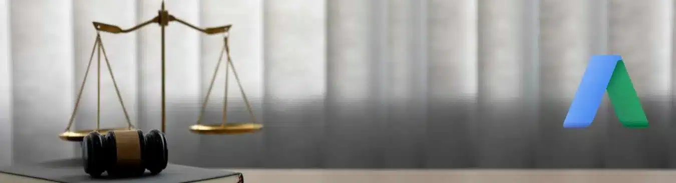 Imagem ilustrativa da balança da justiça e o ícone do Google Ads, relacionando-os a publicidade para advogado.